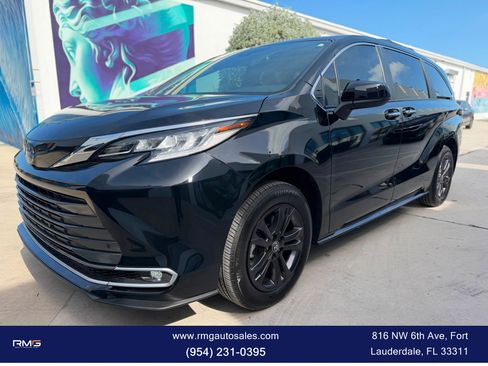 Used 2024 Toyota Sienna XLE Woodland Edition AWD/4WD image 4