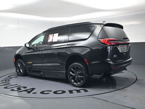 Used 2022 Chrysler Pacifica Touring-L w/ S Appearance Package image 7