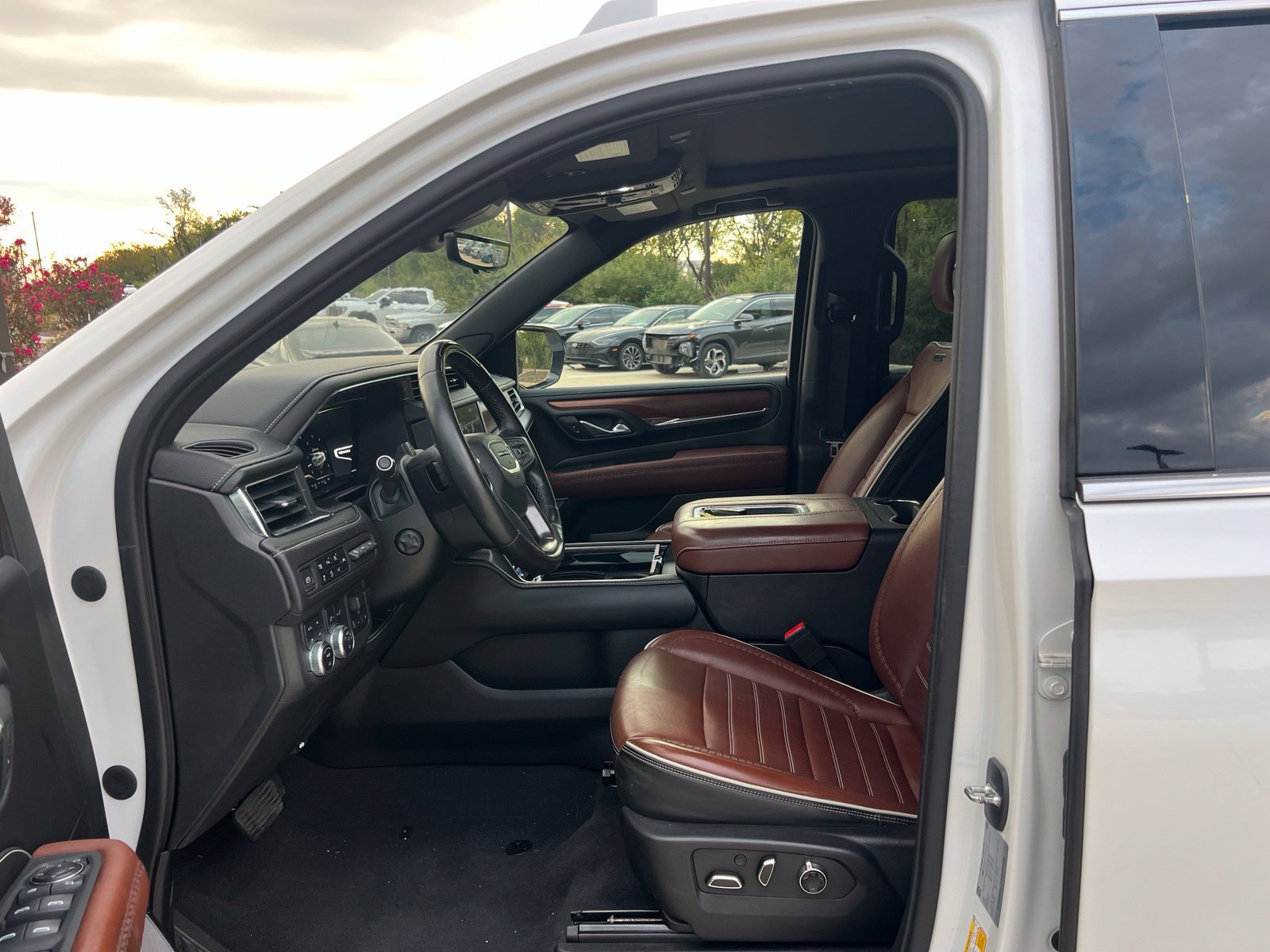 Used 2023 GMC Yukon XL Denali Ultimate AWD/4WD image 27