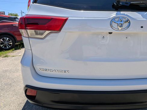 Used 2019 Toyota Highlander XLE AWD/4WD image 17