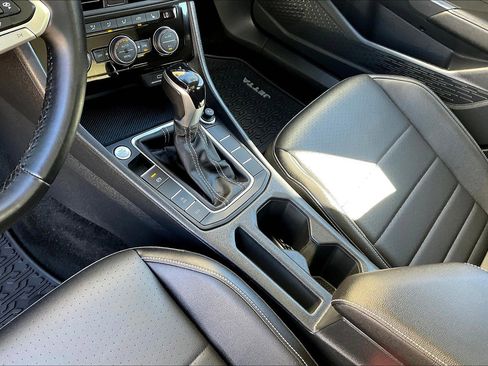 Certified 2023 Volkswagen Jetta SE image 17