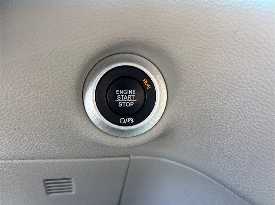 Used 2024 Chrysler Pacifica Limited FWD image 29
