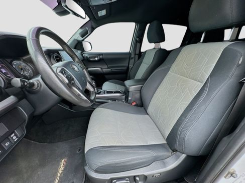 Used 2020 Toyota Tacoma TRD Sport w/ Technology Package AWD/4WD image 13