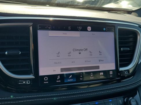 Used 2025 Chrysler Pacifica Limited image 13