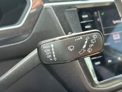 Used 2024 Volkswagen Tiguan SE FWD image 17