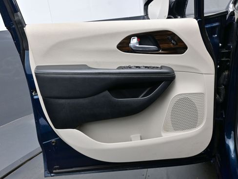 Used 2024 Chrysler Pacifica Limited image 9