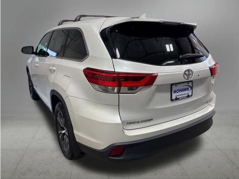 Used 2019 Toyota Highlander Plus AWD/4WD image 3