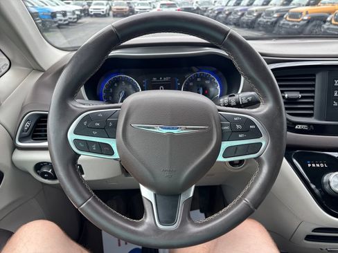 Used 2017 Chrysler Pacifica Touring-L FWD image 15
