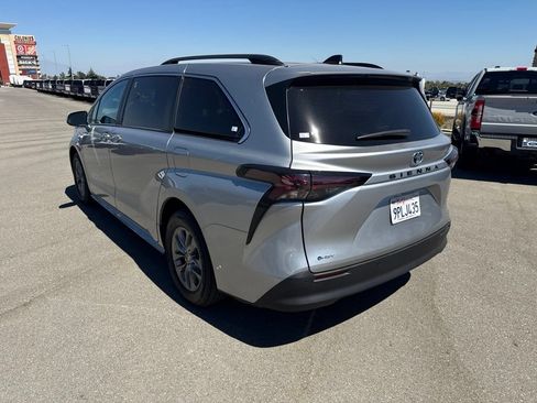 Used 2025 Toyota Sienna XLE FWD image 4