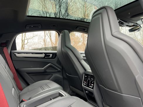 Certified 2022 Porsche Cayenne Platinum Edition image 21