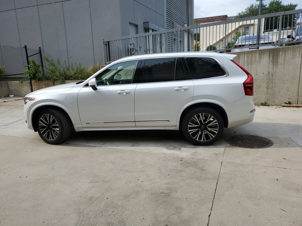 Certified 2024 Volvo XC90 T8 Plus AWD/4WD image 3