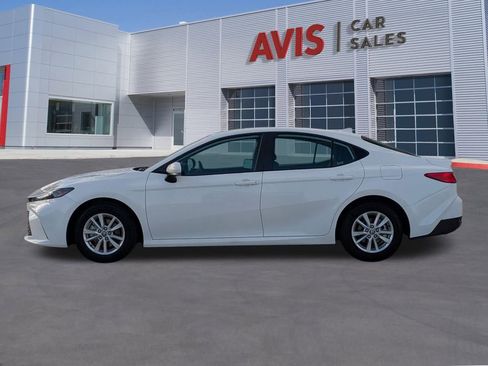 Used 2025 Toyota Camry LE image 10