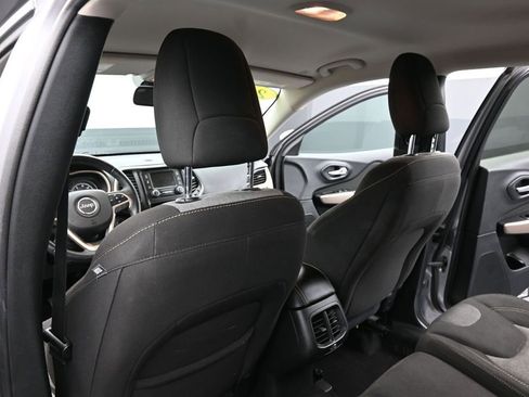 Used 2018 Jeep Cherokee Latitude w/ Altitude Package FWD image 20