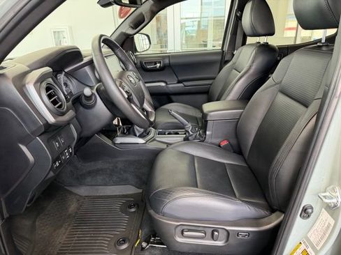 Used 2023 Toyota Tacoma TRD Off-Road w/ TRD Premium Off Road Package image 17