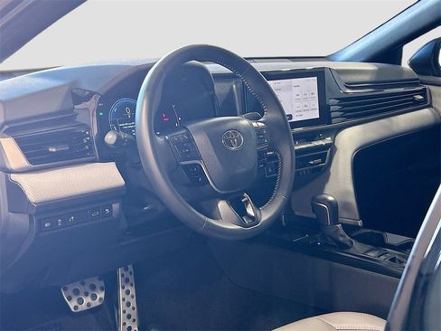 Used 2025 Toyota Camry LE image 7