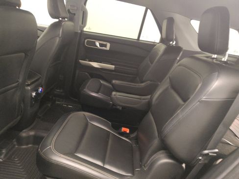 Used 2022 Ford Explorer XLT w/ Equipment Group 202A AWD/4WD image 18
