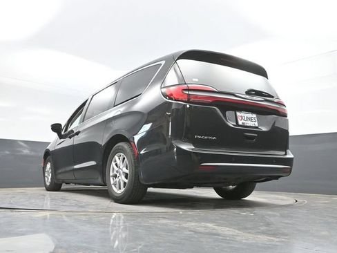 Used 2024 Chrysler Pacifica Touring-L FWD image 50