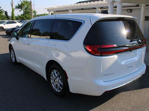 Used 2026 Chrysler Pacifica Select FWD image 5