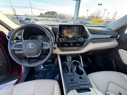 Used 2020 Toyota Highlander XLE image 13