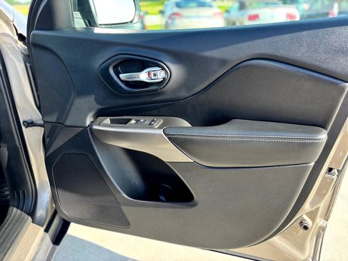 Used 2019 Jeep Cherokee Latitude w/ Popular Appearance Group image 26