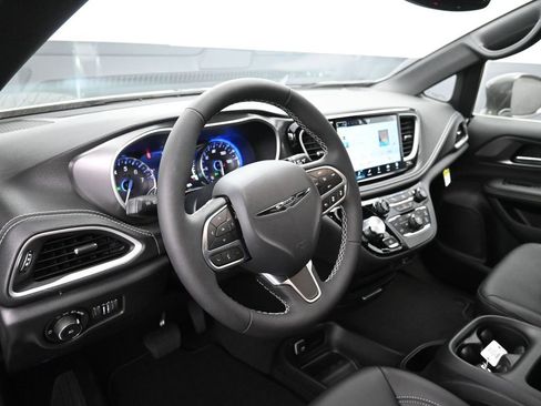 New 2026 Chrysler Pacifica Select image 15