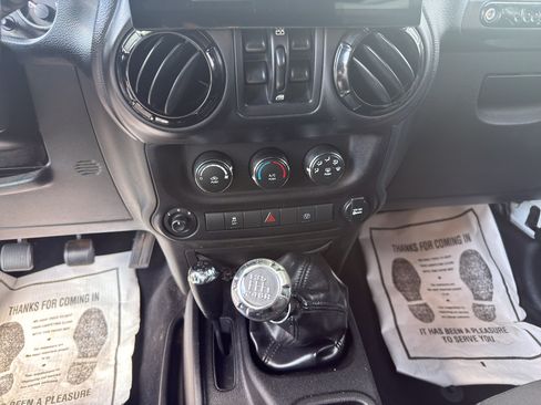 Used 2015 Jeep Wrangler Unlimited Sahara w/ Dual Top Group AWD/4WD image 15
