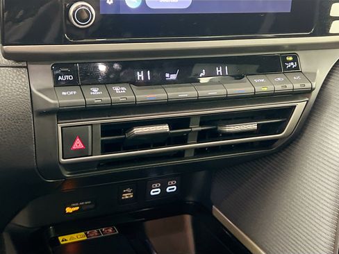 Used 2025 Toyota Camry SE image 27