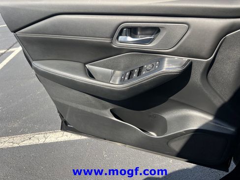 Used 2024 Nissan Rogue SV w/ SV Premium Package FWD image 15