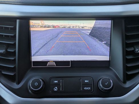 Used 2023 GMC Acadia SLE image 17