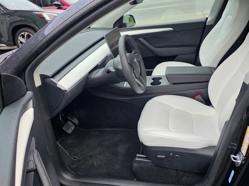 Used 2024 Tesla Model Y Long Range image 11