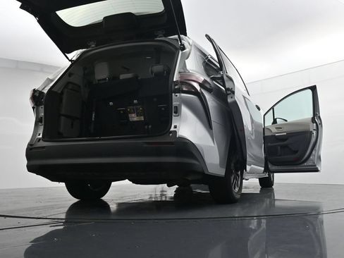 Used 2024 Toyota Sienna LE FWD image 30