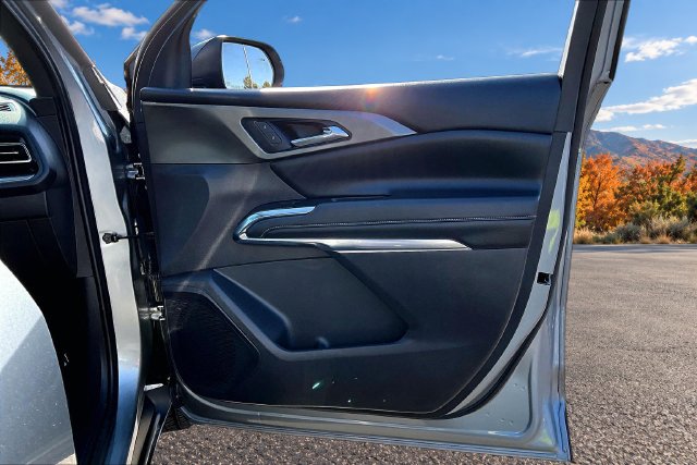 Used 2025 Chevrolet Traverse LT FWD image 26