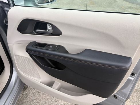 Used 2020 Chrysler Pacifica Touring w/ Advanced Safetytec Group FWD image 37
