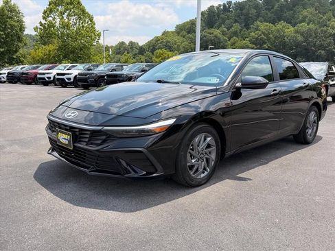 Used 2024 Hyundai Elantra SEL FWD image 9