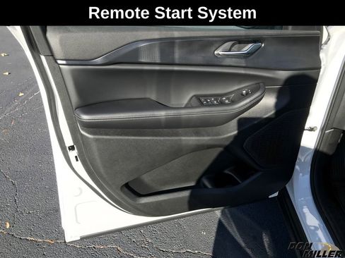 New 2025 Jeep Grand Cherokee Altitude image 10