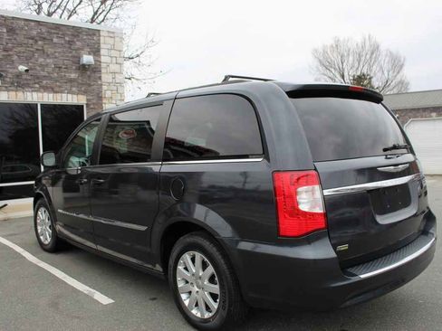 Used 2014 Chrysler Town & Country Touring image 9