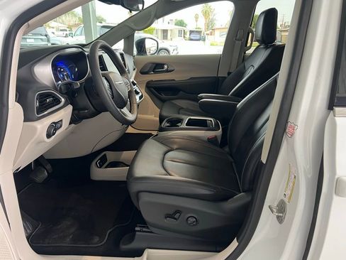 Used 2024 Chrysler Pacifica Touring-L image 9