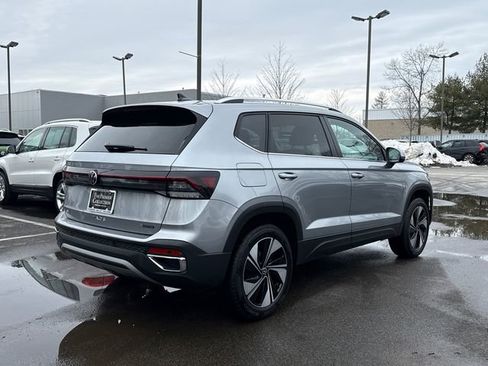 Certified 2025 Volkswagen Taos SE w/ Panoramic Sunroof Package image 4