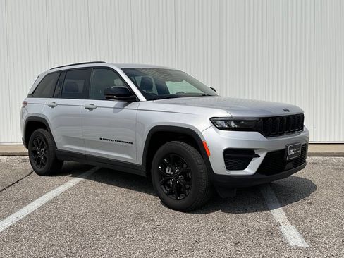 Used 2025 Jeep Grand Cherokee Altitude AWD/4WD image 10
