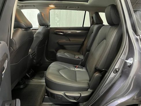 Certified 2025 Toyota Highlander Platinum AWD/4WD image 11
