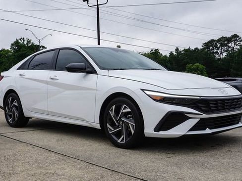 Used 2025 Hyundai Elantra Sport FWD image 2