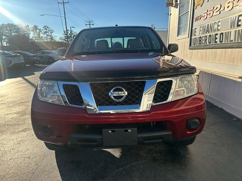 Used 2018 Nissan Frontier SV image 2