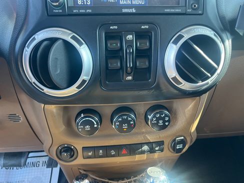 Used 2013 Jeep Wrangler Unlimited Rubicon w/ Dual Top Group AWD/4WD image 29