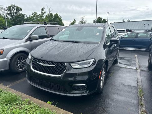 Used 2023 Chrysler Pacifica Touring FWD image 7