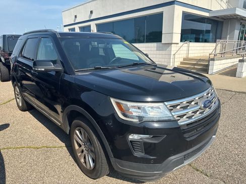 Used 2018 Ford Explorer XLT w/ Equipment Group 202A AWD/4WD image 9