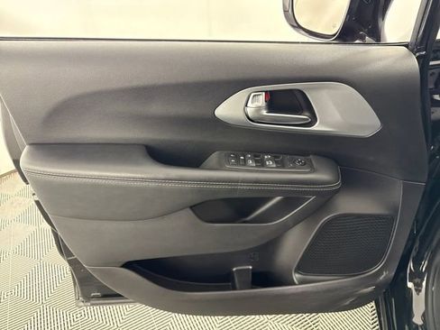 Used 2020 Chrysler Pacifica Touring w/ S Appearance Package image 19