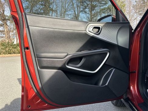 Used 2023 Kia Soul LX image 14