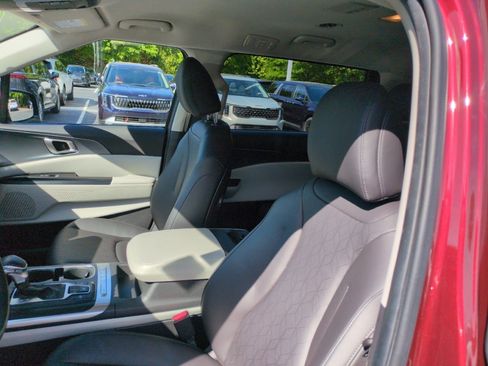 Used 2023 Kia Carnival LX FWD image 18