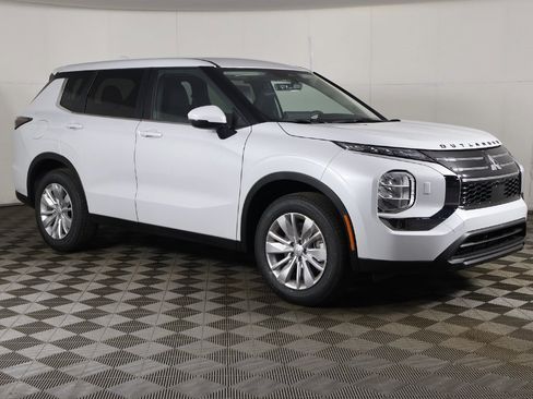New 2026 Mitsubishi Outlander ES image 2