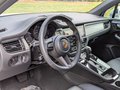 Certified 2026 Porsche Macan AWD/4WD image 4